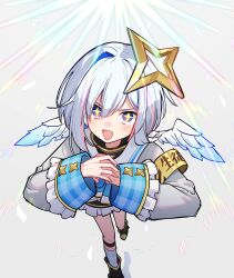  +_+ 1girl :d absurdres amane_kanata amane_kanata_(1st_costume) armband black_boots black_skirt blue_hair boots feathered_wings frilled_skirt frilled_sleeves frills grey_background grey_hair grey_jacket hair_between_eyes highres hololive jacket long_sleeves multicolored_hair osisio own_hands_together plaid_clothes plaid_socks simple_background single_hair_intake single_sock skirt smile socks solo two-tone_hair violet_eyes virtual_youtuber white_wings wings 