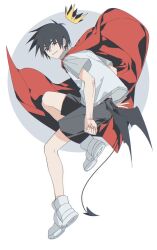  1boy bat_wings black_eyes black_hair black_shorts bright_pupils cape chi_bu92189 commentary crown demon_tail dynamic_pose false_memory from_behind gold_crown grey_shirt halo high_collar low_wings male_focus mini_crown protagonist_halo red_cape shirt shoes short_sleeves shorts simple_background sneakers tail untranslatable_commentary white_background white_pupils white_shoes wings 