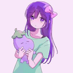  1girl aubrey_(headspace)_(omori) aubrey_(omori) blue_shirt bow bright_pupils closed_mouth collarbone colored_skin commentary double-parted_bangs grey_background hair_between_eyes hair_bow highres holding holding_stuffed_toy long_hair looking_at_viewer momokan6464 mr._plantegg_(omori) omori pink_bow purple_hair shirt short_sleeves sidelocks simple_background solo stuffed_eggplant stuffed_toy t-shirt violet_eyes white_pupils white_skin 