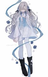  1girl absurdres black_boots blue_flower boots commentary dress expressionless flower full_body gradient_clothes gradient_dress grey_eyes grey_hair hair_flower hair_ornament hair_over_one_eye highres isekaijoucho kamitsubaki_studio long_hair long_sleeves looking_at_viewer mer_rr12 multicolored_hair pantyhose solo standing two-tone_dress untranslatable_commentary very_long_hair virtual_youtuber white_background white_dress 