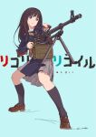  1girl bangs belt black_hair black_socks blue_background blue_belt blue_dress collared_shirt commentary_request copyright_name dress full_body green_ribbon grey_dress gun highres hjl holding holding_gun holding_weapon inoue_takina kneehighs loafers long_hair lycoris_recoil lycoris_uniform machine_gun neck_ribbon pleated_dress ribbon school_uniform shirt shoes simple_background socks solo two-tone_dress violet_eyes weapon white_shirt 