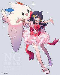  1girl :d absurdres black_hair blue_eyes bow bowtie commentary dress flying full_body grey_background hair_bow highres hikari_(pokemon) long_hair looking_at_viewer official_alternate_costume open_mouth pink_dress pokemon pokemon_(creature) pokemon_brilliant_diamond_and_shining_pearl red_bow red_bowtie red_ribbon ribbon sandora_(karugamo_no_e) shoes simple_background smile standing togekiss untranslatable_commentary white_shoes yellow_bow 