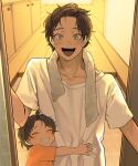  2boys artist_name blurry blurry_background character_request collarbone copyright_request doorway green_eyes grin happy highres hug looking_at_viewer male_child male_focus mugi_oyasumi multiple_boys open_mouth pov_doorway shirt short_ponytail short_sleeves signature smile teeth tongue towel towel_around_neck white_shirt 