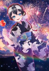  1girl :d aerial_fireworks black_hair black_kimono blue_eyes candy_apple commentary_request feathered_wings fireworks floral_print food hair_between_eyes hair_bun hair_intakes head_wings highres holding holding_food indie_virtual_youtuber japanese_clothes kimono kurata_rine_(vtuber) long_sleeves looking_at_viewer night obi outdoors print_kimono sash second-party_source shito_yukari smile solo virtual_youtuber white_wings wide_sleeves wings 