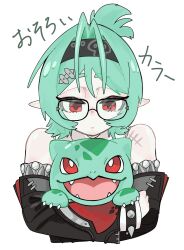  1girl bare_shoulders black-framed_eyewear black_hairband black_shirt bulbasaur closed_mouth commentary_request detached_sleeves glasses green_hair hair_ornament hairband hairclip highres looking_at_another looking_down open_mouth pointy_ears pokemon pokemon_(creature) red_eyes roxy_ifrita_pryce scar scar_on_shoulder shirt simple_background translation_request upper_body white_background yu_dukiduki zenless_zone_zero 