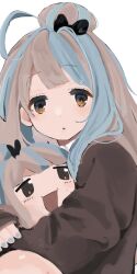  2girls black_bow blue_nails blue_streaks bow brown_hair brown_sweater commentary_request creature expressionless hair_bow hair_bun highres holding holding_creature knee_up long_hair long_sleeves looking_at_viewer multicolored_eyes multicolored_hair multiple_girls nyalra_(author) original parted_lips simple_background single_hair_bun streaked_hair sweater tarako two-tone_eyes upper_body white_background yellow_eyes yukkuri_shiteitte_ne 