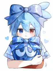  1boy absurdres blue_eyes blue_hair bow closed_mouth commentary_request creature cropped_torso hair_between_eyes hair_bow heart heterochromia highres holding holding_creature magic_arm male_focus matching_outfits puyo_(puyopuyo) puyopuyo red_eyes shirt short_hair short_sleeves sig_(puyopuyo) signature simple_background slime_(creature) straight-on ume_(umeboshioishii) white_background white_shirt 