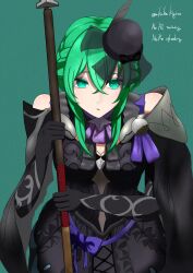  1girl absurdres akahakigito black_dress black_hat commentary_request dress fascinator fire_emblem fire_emblem:_fortune's_weave green_background green_eyes green_hair hat highres holding holding_polearm holding_weapon long_bangs ninae_(fire_emblem) polearm purple_ribbon ribbon simple_background spear weapon 