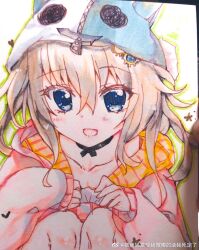  1girl 9-nine- :d black_bow black_choker blue_eyes blush bow bow_choker brown_hair cardigan character_hat character_print chinese_commentary choker collarbone commentary_request eyelashes gear_hair_ornament green_background green_outline hair_between_eyes hair_ornament hands_up hat heart highres imoe_(1017933989) knees_up kujou_miyako long_hair looking_at_viewer open_mouth outline photo_(medium) pink_cardigan sidelocks simple_background sitting sleeves_past_wrists smile solo sophitia squiggle_eyes traditional_media upper_body white_background zipper 