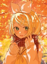  1girl alternate_costume arutairu_0609 autumn autumn_leaves black_sailor_collar blonde_hair bow cardigan commentary green_eyes hair_bow hair_ornament hairclip highres kagamine_rin leaf looking_at_viewer neckerchief open_mouth outdoors parallel_hairclips red_scarf sailor_collar scarf short_hair smile sunset untranslatable_commentary upper_body vocaloid warm_colors white_bow yellow_neckerchief yellow_trim 