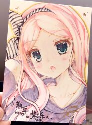  1girl aqua_eyes arm_behind_head artist_name black_bow blush bow cafe_stella_to_shinigami_no_chou chinese_commentary collarbone commentary_request forehead hair_bow happy_new_year highres hood hood_down hoodie imoe_(1017933989) long_hair long_sleeves looking_at_viewer open_mouth outline parted_bangs photo_(medium) pink_hair purple_hoodie shioyama_suzune sidelocks simple_background solo striped_bow traditional_media upper_body white_background yellow_outline 