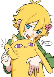  1boy :3 antenna_hair basil_(faraway)_(omori) basil_(omori) big_yellow_cat_(omori) blue_eyes blush commentary_request flower green_shirt hair_behind_ear hair_between_eyes hair_flower hair_ornament highres nyannyanrone omori open_mouth shirt sidelocks simple_background small_sweatdrop stuffed_toy sweatdrop translation_request violet_eyes white_background 