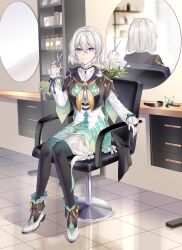  absurdres alternate_hair_length_(shorter) alternate_hairstyle black_hairband chair cutting_hair dress firefly_(honkai:_star_rail) gradient_eyes gradient_hair green_dress green_thighhighs grey_hair hair_between_eyes hairband hairdressing highres holding holding_scissors honkai:_star_rail honkai_(series) long_hair mirror multicolored_dress multicolored_eyes multicolored_hair scissors severed_hair suprii thigh-highs 