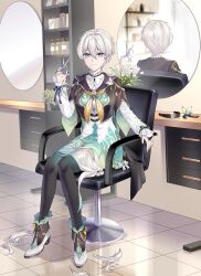  absurdres alternate_hair_length_(shorter) alternate_hairstyle black_hairband chair cutting_hair dress firefly_(honkai:_star_rail) gradient_eyes gradient_hair green_dress green_thighhighs grey_hair hair_between_eyes hairband hairdressing highres holding holding_scissors honkai:_star_rail honkai_(series) long_hair mirror multicolored_dress multicolored_eyes multicolored_hair scissors severed_hair suprii thigh-highs 