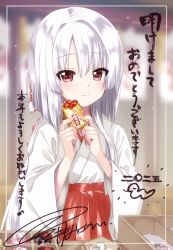  1girl blunt_ends blurry blurry_background blush chinese_zodiac closed_mouth commentary_request cowboy_shot depth_of_field ema hair_between_eyes hakama hands_up happy_new_year highres holding holding_ema japanese_clothes kimono kuroi_mimei long_hair long_sleeves looking_at_viewer low_ponytail miko original ponytail red_eyes red_hakama signature smile solo translation_request very_long_hair white_hair white_kimono wide_sleeves year_of_the_snake 