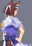  1girl animal_ears arm_at_side armband bamboo_memory_(umamusume) bangs brown_hair from_behind grey_background hand_on_hip headband highres horse_ears horse_girl horse_tail jugemu_(qqkyon) puffy_short_sleeves puffy_sleeves purple_shirt sailor_collar shirt short_hair short_sleeves simple_background skirt smile solo tail tail_through_clothes umamusume white_skirt 