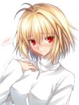  1girl akatsuki_(ggsy7885) antenna_hair arcueid_brunestud bangs blonde_hair blush breasts closed_mouth commentary_request hair_between_eyes highres jewelry long_sleeves looking_at_viewer medium_breasts necklace red_eyes short_hair simple_background single_hair_intake smile solo sweater tsukihime tsukihime_(remake) turtleneck turtleneck_sweater twitter_username upper_body white_background white_sweater 