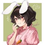  +++ 1girl \||/ animal_ears artist_name black_hair blush border carrot_necklace dress enoki_3106 green_background grin hair_between_eyes hand_up highres inaba_tewi jewelry necklace outside_border pink_dress puffy_short_sleeves puffy_sleeves rabbit_ears red_eyes short_hair short_sleeves signature smile solo touhou upper_body white_border 