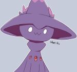  :3 boke-chan closed_mouth commentary english_commentary english_text gem grey_background hat meme mismagius no_humans outline owo_what&#039;s_this_(meme) pokemon pokemon_(creature) purple_headwear red_gemstone simple_background solo talking white_eyes white_outline witch_hat 