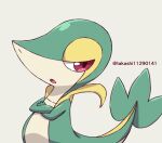  commentary_request crossed_arms grey_background looking_back no_humans open_mouth pokemon pokemon_(creature) red_eyes shinohara_takashi snivy solo tongue twitter_username watermark 