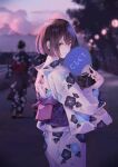  1girl bob_cut brown_eyes brown_hair closed_mouth from_behind hand_fan highres holding holding_fan japanese_clothes kaoming kimono long_sleeves looking_at_viewer looking_back medium_hair obi outdoors paper_fan pink_kimono pink_sky sash smile solo vroid wide_sleeves 