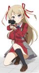  1girl bangs blonde_hair cosplay dress drill_hair grey_dress gun hair_between_eyes hair_ribbon highres holding holding_gun holding_weapon kusunoki_mebuki_wa_yuusha_de_aru long_hair looking_at_viewer lycoris_recoil lycoris_uniform miroku_yumiko mole mole_under_mouth nishikigi_chisato nishikigi_chisato_(cosplay) pleated_dress red_dress red_ribbon ribbon simple_background smile solo twin_drills two-tone_dress user_tmwx3385 weapon yuusha_de_aru 