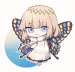  1boy arthropod_boy bangs blue_eyes blush_stickers butterfly_wings chibi chinese_commentary cloak closed_mouth commentary_request crown diamond_hairband fate/grand_order fate_(series) frilled_sleeves frills full_body fur-trimmed_cloak fur_collar fur_trim idass_(idass16) insect_wings long_sleeves looking_at_viewer male_focus medium_hair multicolored_wings oberon_(fate) official_alternate_costume smile solo white_cloak white_footwear white_hair wings 