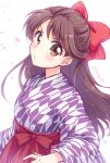  1girl bangs bow brown_eyes brown_hair character_request closed_mouth floating_hair hair_bow hakama highres japanese_clothes kimono kousetsu long_hair looking_at_viewer multicolored_clothes multicolored_kimono purple_kimono red_bow red_hakama shiny shiny_hair solo twitter_username very_long_hair white_background white_kimono 