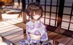  1girl atha_(leejuiping) bangs blunt_bangs blurry blurry_background brown_hair building facing_viewer highres japanese_clothes kimono looking_to_the_side original short_hair sitting solo violet_eyes yukata 