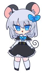 1girl alternate_eye_color animal_ears bangs black_capelet black_footwear black_skirt blue_bow blue_bowtie blue_eyes bow bowtie capelet chibi grey_hair highres kneehighs mouse_ears mouse_girl mouse_tail nazrin op_na_yarou shirt shoes short_hair simple_background skirt socks solo tail touhou white_background white_capelet white_shirt white_socks