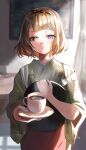  1girl bangs blonde_hair blurry blurry_background bob_cut cafe coffee cowboy_shot cup giving green_kimono heterochromia highres holding holding_cup japanese_clothes kimono looking_at_viewer original painting_(object) red_kimono solo standing sunlight table tasuku_(otomebotan) 