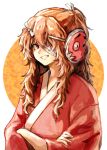  1other ametsukana_yago androgynous bandage_over_one_eye brown_hair commentary_request crossed_arms grin hemo_(hemoroda) hyottoko_mask japanese_clothes kimono len&#039;en long_hair mask mask_on_head orange_eyes red_kimono simple_background sleeves_past_elbows smile solo upper_body 