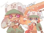  2girls :&gt; arrow_(symbol) artist_name asymmetrical_hair baseball_cap blue_eyes blush closed_mouth commentary_request dynamo_roller_(splatoon) elbow_gloves empty_eyes fangs flat_chest gloves green_gloves green_headwear hand_up hands_up happy hat heart holding holding_weapon inkling inkling_girl long_hair looking_at_viewer multiple_girls open_mouth orange_hair orange_overalls outline overalls pointy_ears red_eyes salmon_run_(splatoon) shira_(sirairo116) shirt short_hair sidelocks signature smile splatoon_(series) splatoon_2 sploosh-o-matic_(splatoon) standing suction_cups tentacle_hair tentacles translation_request twitter_username two-handed upper_body weapon white_outline white_shirt 