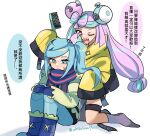 1boy 1girl aqua_hair blue_eyes blue_footwear blue_hair blue_mittens boots bow-shaped_hair character_hair_ornament chinese_text comb commentary grusha_(pokemon) hair_ornament hands_on_own_knees holding holding_comb iono_(pokemon) jacket kneeling knees_up long_hair long_sleeves mittens multicolored_hair one_eye_closed open_mouth pants pink_hair pokemon pokemon_(game) pokemon_sv scarf sharp_teeth side_ponytail simple_background sitting sleeves_past_fingers sleeves_past_wrists speech_bubble symbol-only_commentary teeth translation_request two-tone_hair two-tone_scarf violet_eyes white_background whitecrow9522 yellow_jacket