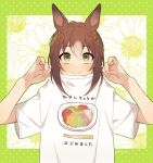  1girl animal_ears blush brown_hair closed_mouth clothes_writing clover_hair_ornament fine_motion_(umamusume) floral_background green_eyes hair_ornament hands_up horse_ears looking_at_viewer nm222hz shirt short_hair short_sleeves smile solo translation_request twitter_username umamusume upper_body white_shirt 