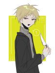  1boy ? atou_haruki black_jacket blonde_hair chinese_commentary commentary_request grey_sweater holding holding_knife jacket kmnaokjsrk knife long_sleeves male_focus open_clothes open_jacket open_mouth red_eyes ribbed_sweater saibou_shinkyoku short_hair smile solo spoken_question_mark sweater turtleneck turtleneck_sweater upper_body 
