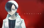  1boy bangs black_hair black_shirt choujin_x coat copyright_name hair_over_one_eye highres kurohara_tokio_(choujin_x) looking_at_viewer red_background shin_ilst shirt short_hair simple_background solo striped striped_shirt white_coat 