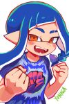  1girl bangs blue_hair blue_shirt blush braid clenched_hands eyebrow_cut fangs highres inkling inkling_girl long_hair looking_at_viewer open_mouth orange_eyes pointy_ears shirt short_sleeves side_braid signature simple_background solo splatoon_(series) splatoon_3 t-shirt tentacle_hair upper_body white_background yonaga_story 
