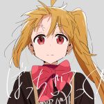  1girl ahoge bangs blonde_hair bocchi_the_rock! bow closed_mouth commentary_request grey_background hair_between_eyes highres ijichi_nijika kerorira long_hair looking_at_viewer red_bow red_eyes side_ponytail simple_background smile solo translation_request upper_body 