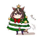  1girl :3 animal_ears bow bowtie brown_hair candy candy_cane chibi christmas_tree christmas_tree_costume doyagao food gingerbread_man highres horse_ears horse_girl horse_tail illuminate_the_heart_(umamusume) long_hair looking_at_viewer multicolored_hair official_alternate_costume red_bow red_bowtie simple_background smug solo soramuko streaked_hair symboli_rudolf_(christmas_emperor_tree)_(umamusume) symboli_rudolf_(umamusume) tail umamusume violet_eyes white_background white_hair 
