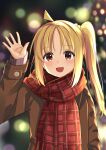  1girl ahoge blonde_hair blurry blurry_background bocchi_the_rock! braid brown_coat christmas christmas_lights coat commentary grey_shirt highres ijichi_nijika long_hair long_sleeves looking_at_viewer night nyagonya21 open_mouth outdoors plaid plaid_scarf red_eyes red_scarf ribbed_shirt scarf shirt side_ponytail smile solo upper_body waving 