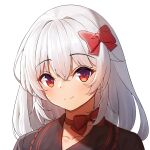  1girl bangs black_sailor_collar black_shirt bow choker closed_mouth collarbone grey_hair hair_between_eyes hair_bow highres long_hair looking_at_viewer original portrait red_bow red_choker red_eyes sailor_collar shirt simple_background smile solo white_background zhai_mu_q 