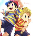  2boys :d arm_up artist_name backpack bag baseball_cap black_hair black_shorts blonde_hair blue_eyes blue_shirt brown_bag commentary_request hand_up hat looking_at_viewer lucas_(mother_3) male_focus mother_(game) mother_2 mother_3 multicolored_clothes multiple_boys mxx_gm ness_(mother_2) open_mouth quiff red_headwear red_shirt shirt short_hair short_sleeves shorts sideways_hat simple_background smile sparkle striped striped_shirt sweatdrop t-shirt teeth twitter_username two-tone_shirt upper_teeth_only v-shaped_eyebrows violet_eyes white_background yellow_shirt 