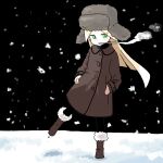  1girl bangs black_background black_pantyhose blonde_hair blush boots breath brown_coat brown_footwear coat commentary full_body fur-trimmed_boots fur_hat fur_trim green_eyes grey_headwear hands_on_hips hat hyon_(hyon_noyh) long_hair long_sleeves original pantyhose parted_bangs simple_background snow snowing solo standing standing_on_one_leg symbol-only_commentary very_long_hair 