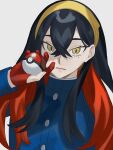  1girl bangs black_hair blue_shirt buttons carmine_(pokemon) colored_inner_hair crossed_bangs gloves grey_background hair_between_eyes hairband highres holding holding_poke_ball long_hair long_sleeves mole mole_under_eye multicolored_hair partially_fingerless_gloves poke_ball poke_ball_(basic) pokemon pokemon_(game) pokemon_sv red_gloves redhead shirt sidelocks simple_background solo suitei two-tone_hair yellow_eyes yellow_hairband yellow_headwear 