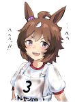  1girl ahoge animal_ears bangs blush brown_hair dirty dirty_clothes dirty_face highres horse_ears looking_at_viewer open_mouth race_bib sharp_teeth shinko_windy_(umamusume) shirt short_sleeves smile solo teeth tenten_(chan4545) translation_request umamusume upper_body upper_teeth_only v-shaped_eyebrows violet_eyes white_background white_shirt 