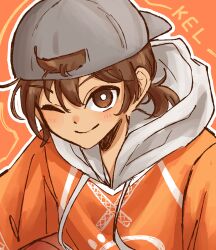 1boy alternate_eye_color alternate_hairstyle backwards_hat baseball_cap blush bright_pupils brown_eyes brown_hair character_name closed_mouth commentary double-parted_bangs grey_hat hair_between_eyes hat highres hood hood_down hoodie imo_mo_0 kel_(birthday)_(omori) kel_(faraway)_(omori) kel_(omori) long_sleeves looking_at_viewer low_ponytail male_focus official_alternate_costume omori one_eye_closed orange_hoodie ponytail short_hair short_ponytail smile solo symbol-only_commentary white_pupils 