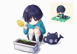  1boy black_shorts blue_shirt blue_sleeves blunt_ends bright_pupils choppy_bangs closed_mouth commentary contemporary genshin_impact hand_on_own_knee highres holding holding_shovel kneehighs long_sleeves looking_at_object looking_down male_focus official_alternate_costume plant potted_plant purple_hair reference_inset scaramouche_(cat)_(genshin_impact) scaramouche_(genshin_impact) shirt shorts shovel smile smock socks soil solo sprout squatting twitter_username violet_eyes wanderer_(genshin_impact) watering_can white_background white_pupils white_socks yozora_9089 