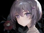  1girl a.i._voice black_background bob_cut camellia closed_mouth commentary expressionless flower hair_between_eyes hair_ornament hairclip imamiya_pinoko light_purple_hair looking_at_viewer looking_back plant portrait red_flower short_hair solo violet_eyes voiceroid yuzuki_yukari yuzuki_yukari_(shizuku) 