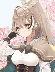  1girl absurdres black_gloves black_hair brown_cloak brown_corset brown_eyes brown_hair cloak closed_mouth corset demitsuyuzaki feather_hair_ornament feathers flower gloves hair_ornament highres hololive hololive_english light_smile long_hair multicolored_hair nanashi_mumei nanashi_mumei_(1st_costume) pink_flower ponytail shirt solo streaked_hair virtual_youtuber white_hair white_shirt 